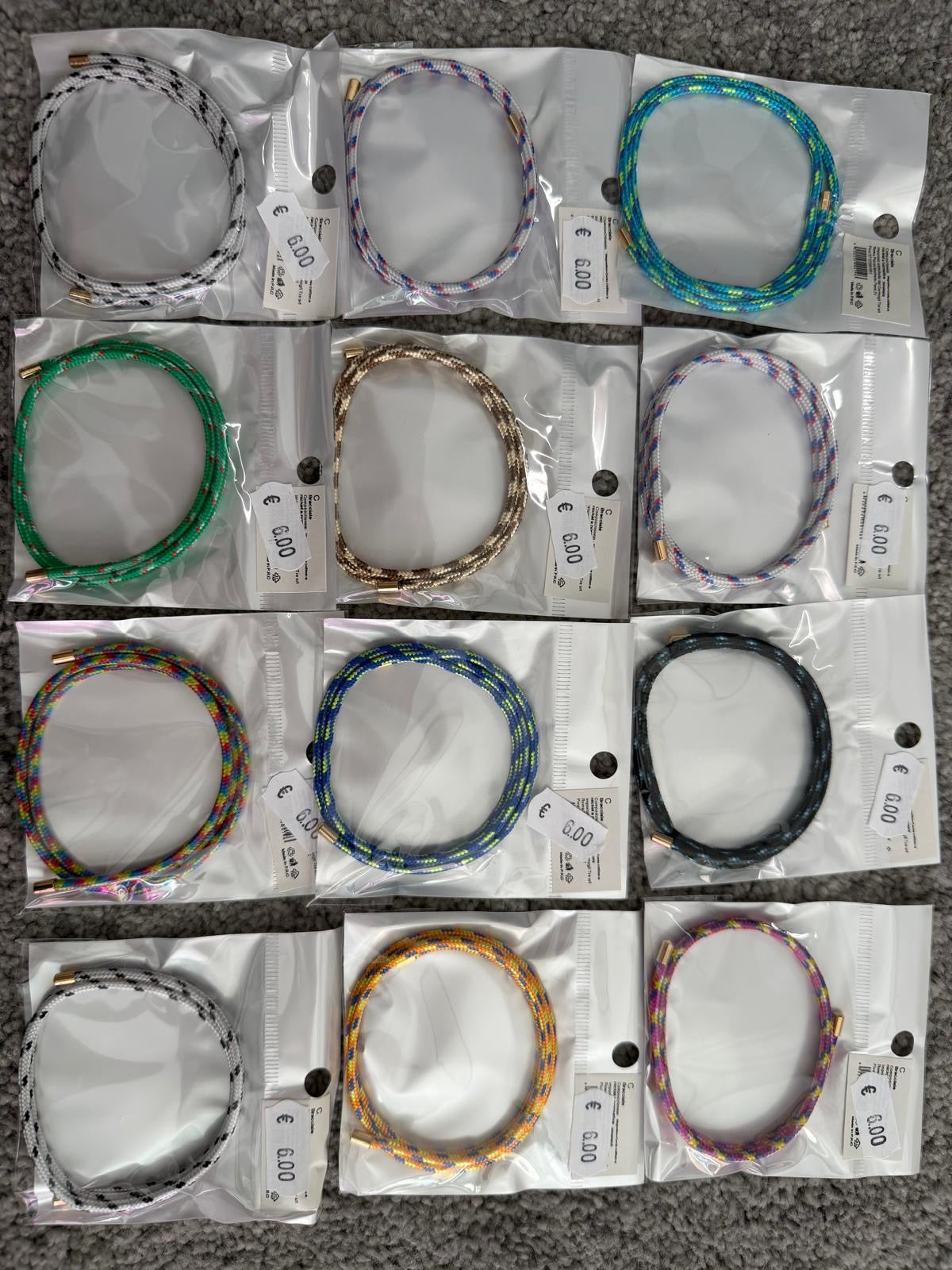Collana divina intreccio