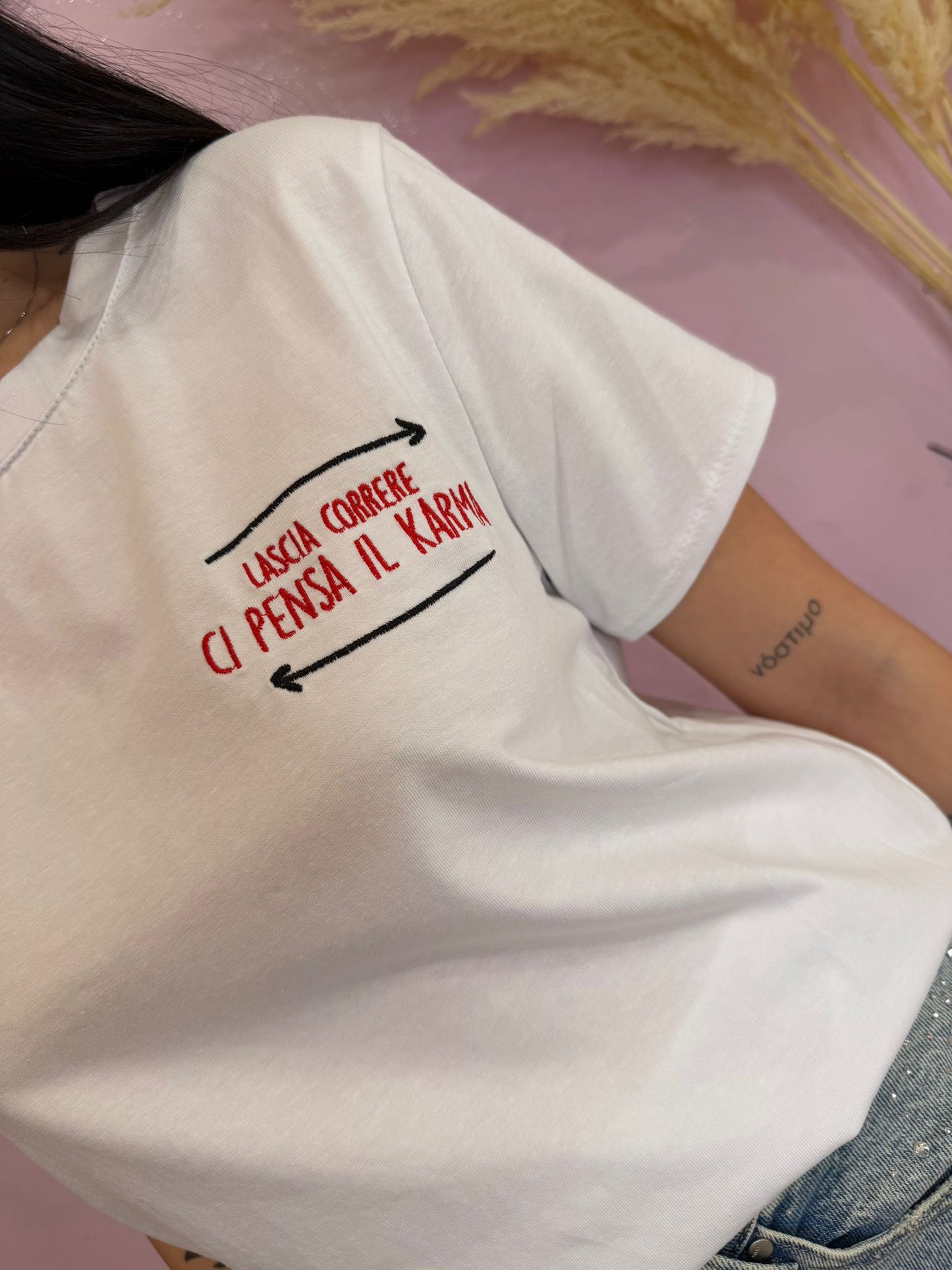 T-SHIRT “lascia stare ci penserà il karma”