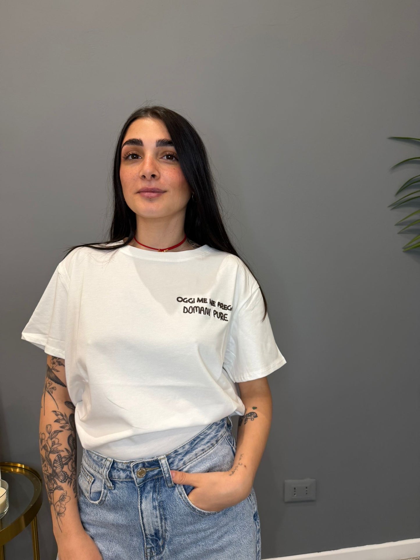 T-shirt scritta marrone