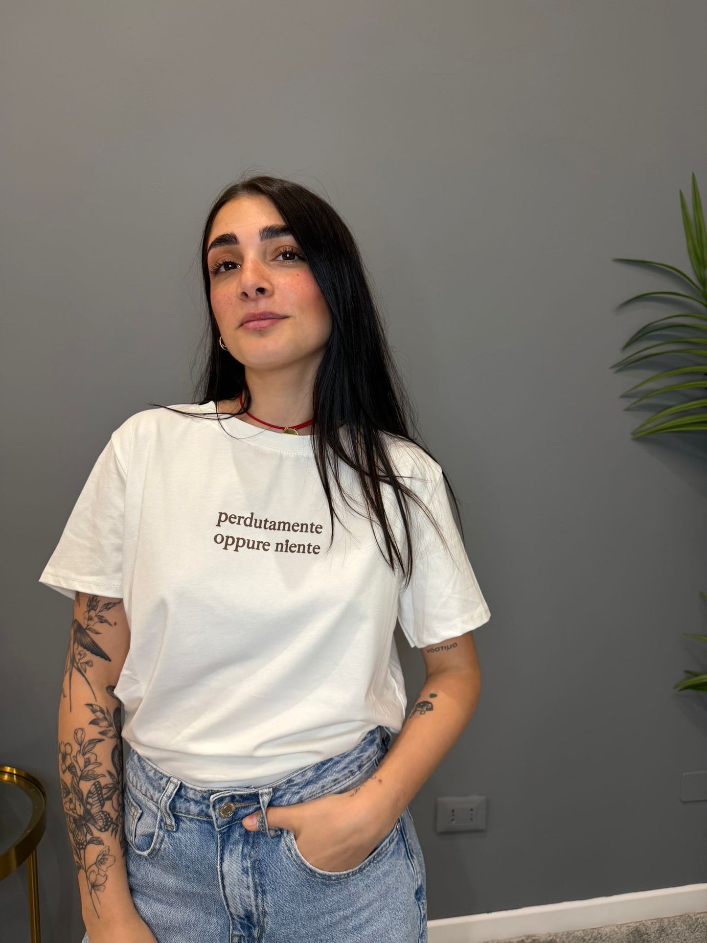 T-shirt scritta marrone